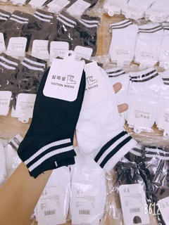 Tất kẻ sọc đen trắng