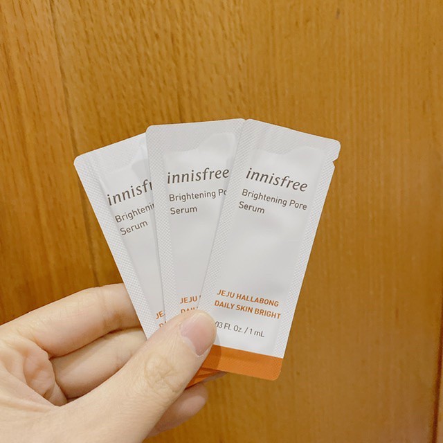 Sample Tính chất dưỡng trắng, mờ thâm Innisfree Brightening Pore Serum 1ml | BigBuy360 - bigbuy360.vn
