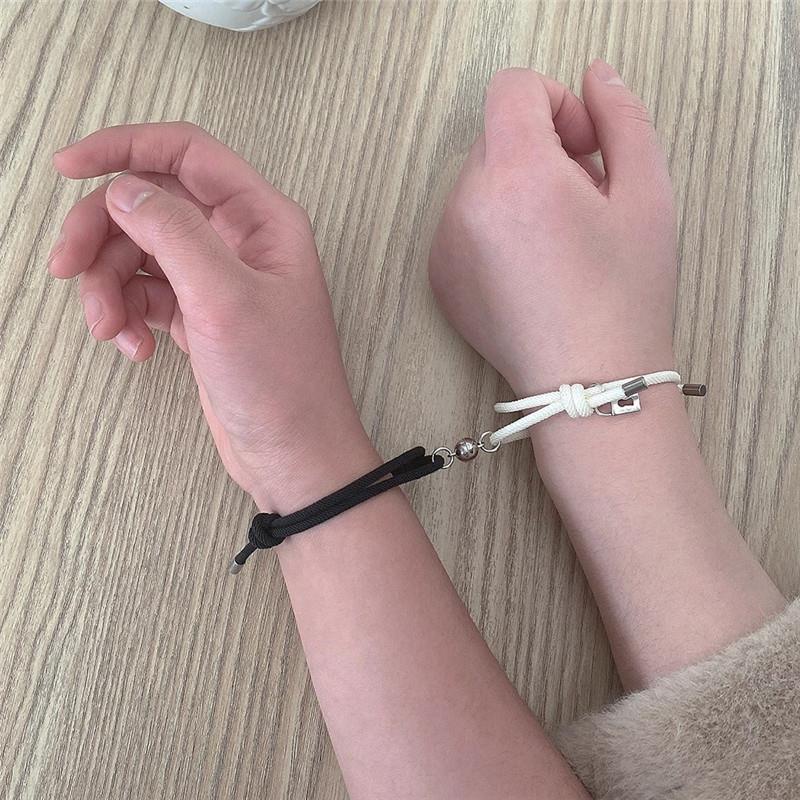 Cặp vòng tay cao su có khóa nam châm