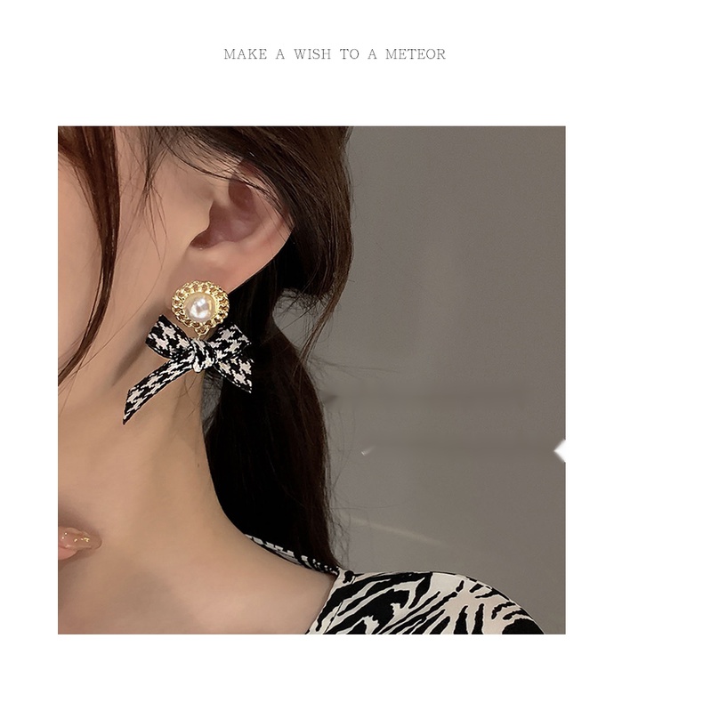 Khuyên tai đính đá sang trọng thời thượng 2023 cho nữ