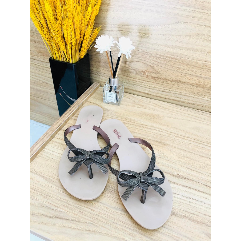 Đôi dép kẹp hiệu Melissa của Brazil, hàng đã qua sử dụng