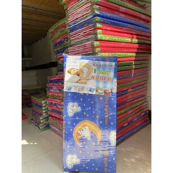 nệm xếp gấp 3 tấm chất liệu PE đủ kích thước với dộ dày 2 cm