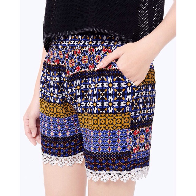 Quần short lanh gấu ren