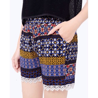 Quần short lanh gấu ren