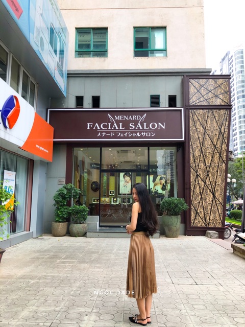 Chân váy H&M màu nude đậm và sáng form đẹp, có độ xòe vừa phải (Pleated Skirt) | BigBuy360 - bigbuy360.vn