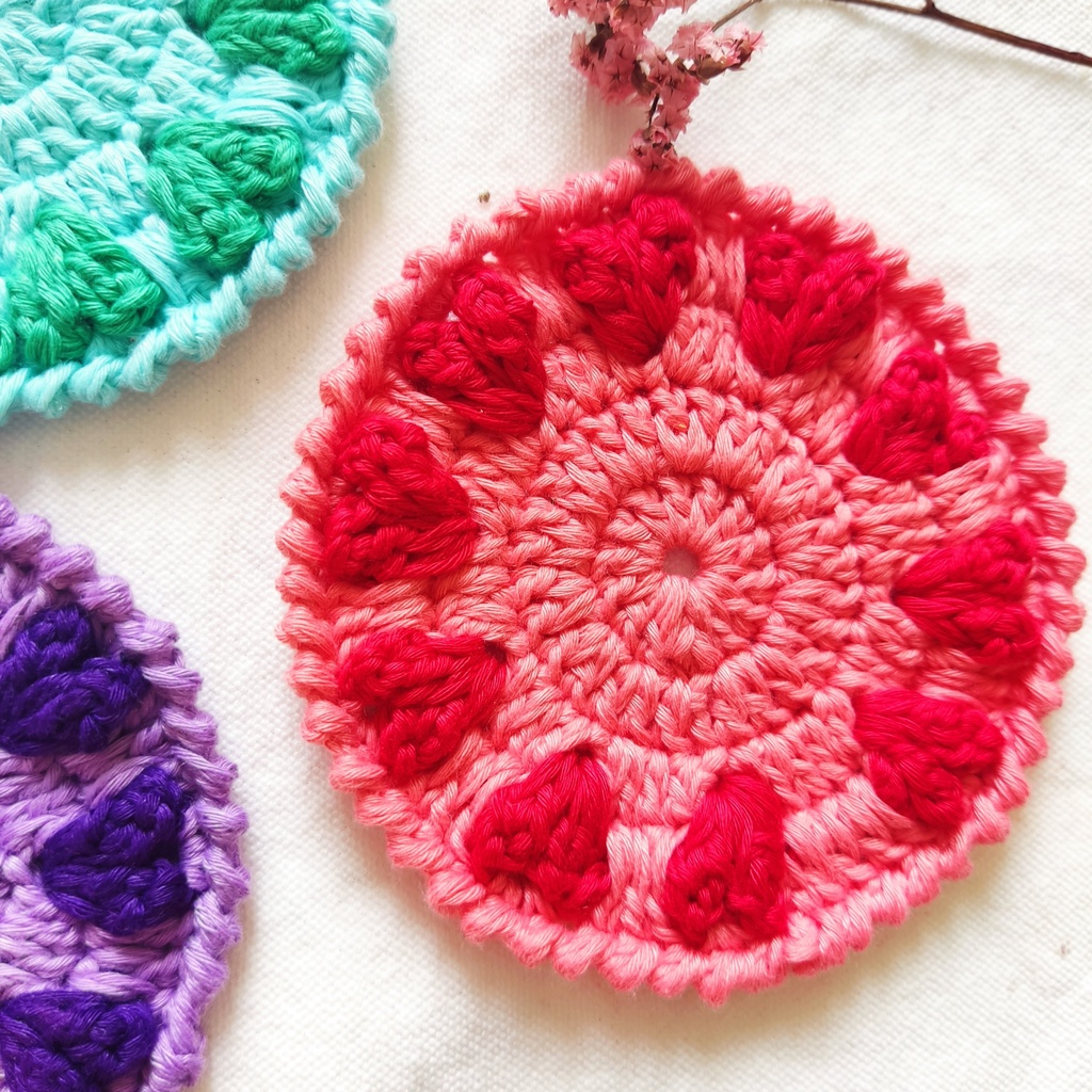 Đế lót cốc miếng lót ly thấm nước hình tròn họa tiết trái tim handmade từ vải len dễ thương