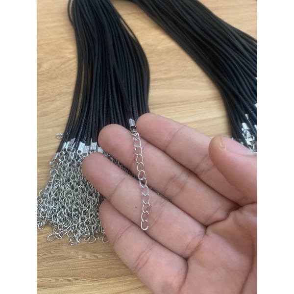 Dây đeo cổ bằng da màu đen có móc gàng