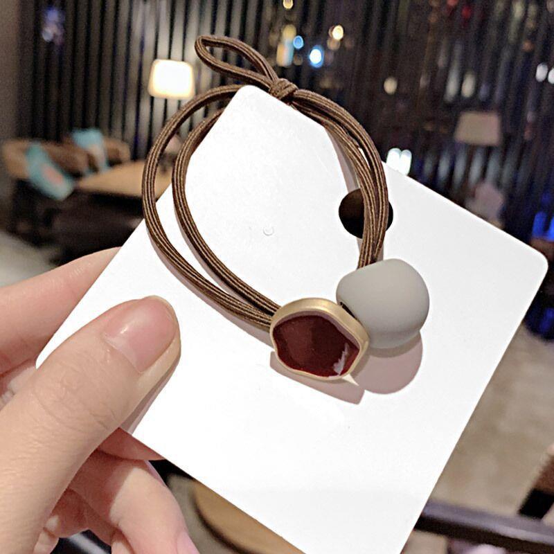 Cột tóc chiếc chiếc lá đơn giản