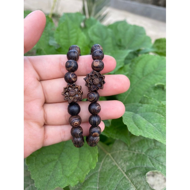 Vòng tay trầm hương hoa sen sánh chìm