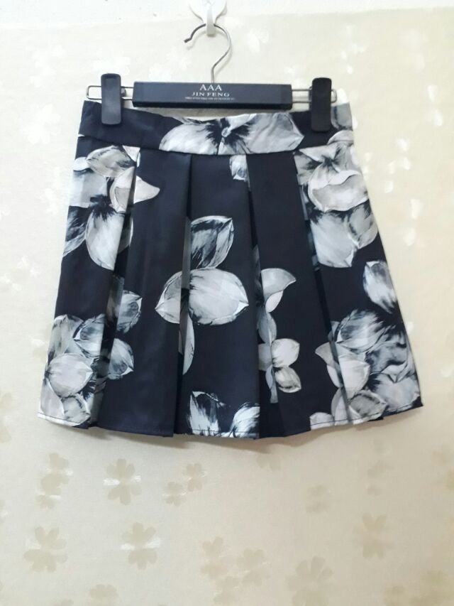 Chân váy xếp ly dáng ngắn có quần đùi bên trong | BigBuy360 - bigbuy360.vn