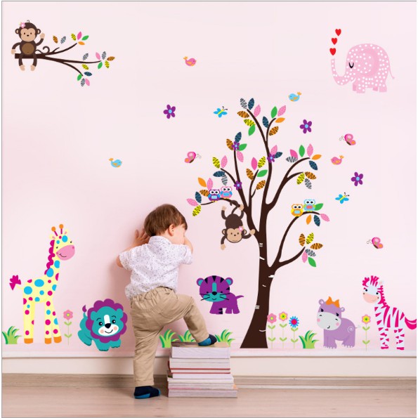 Decal trang trí tường - Thân Cây sắc màu vui chơi cùng Thú Voi hồng phun tim 03