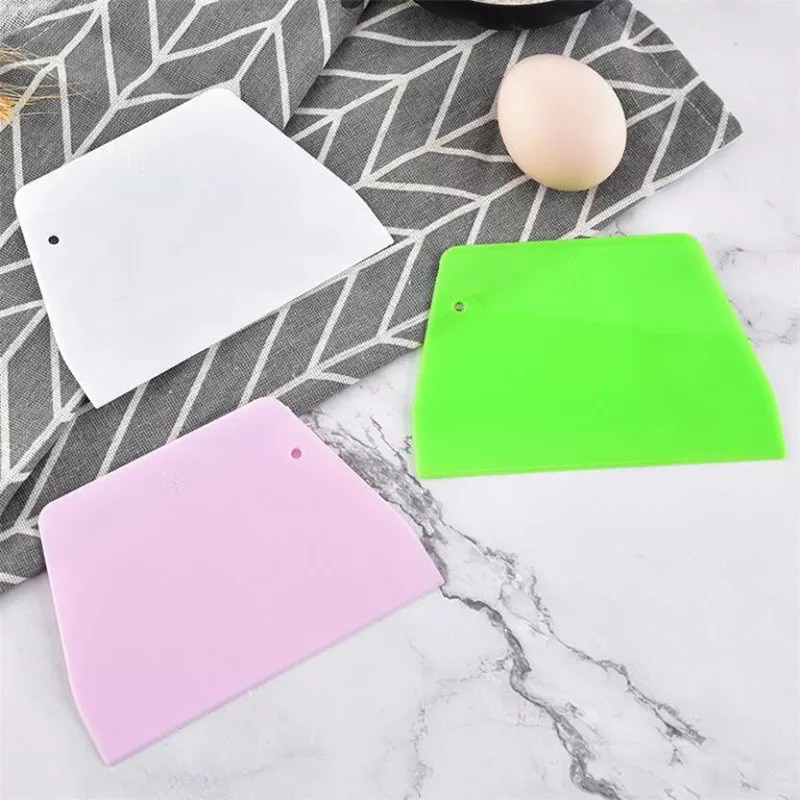 Miếng vét cắt bột làm bánh nhựa PP tiện dụng (màu trắng/ hồng)