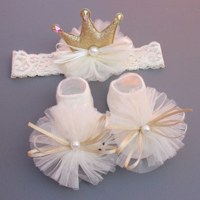 Set băng đô và tất cho bé gái CHICBABY có hộp đựng làm quà đầy tháng cho bé