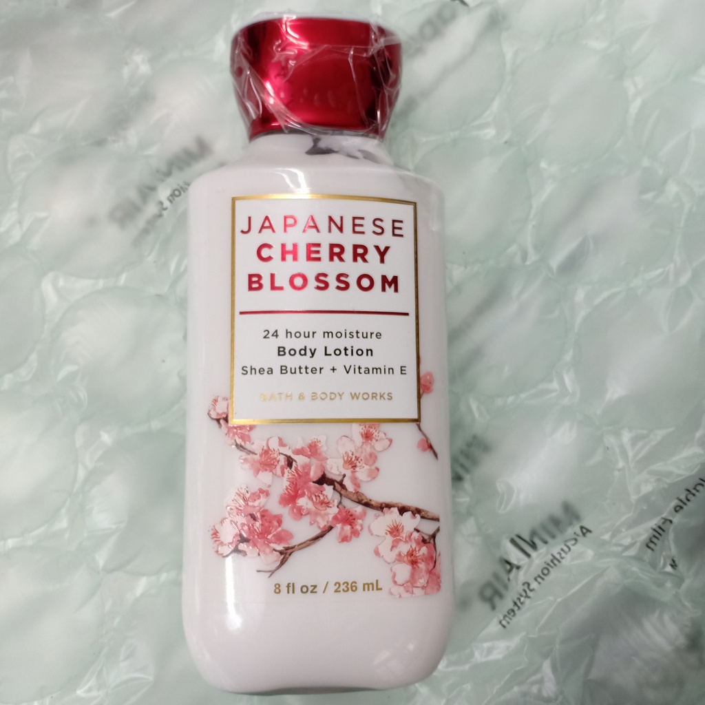 (Hàng Mỹ) Sữa Dưỡng Thể Bath & Body Japanese Cherry Blossom Works Shea & Vitamin E Body Lotion 236ml