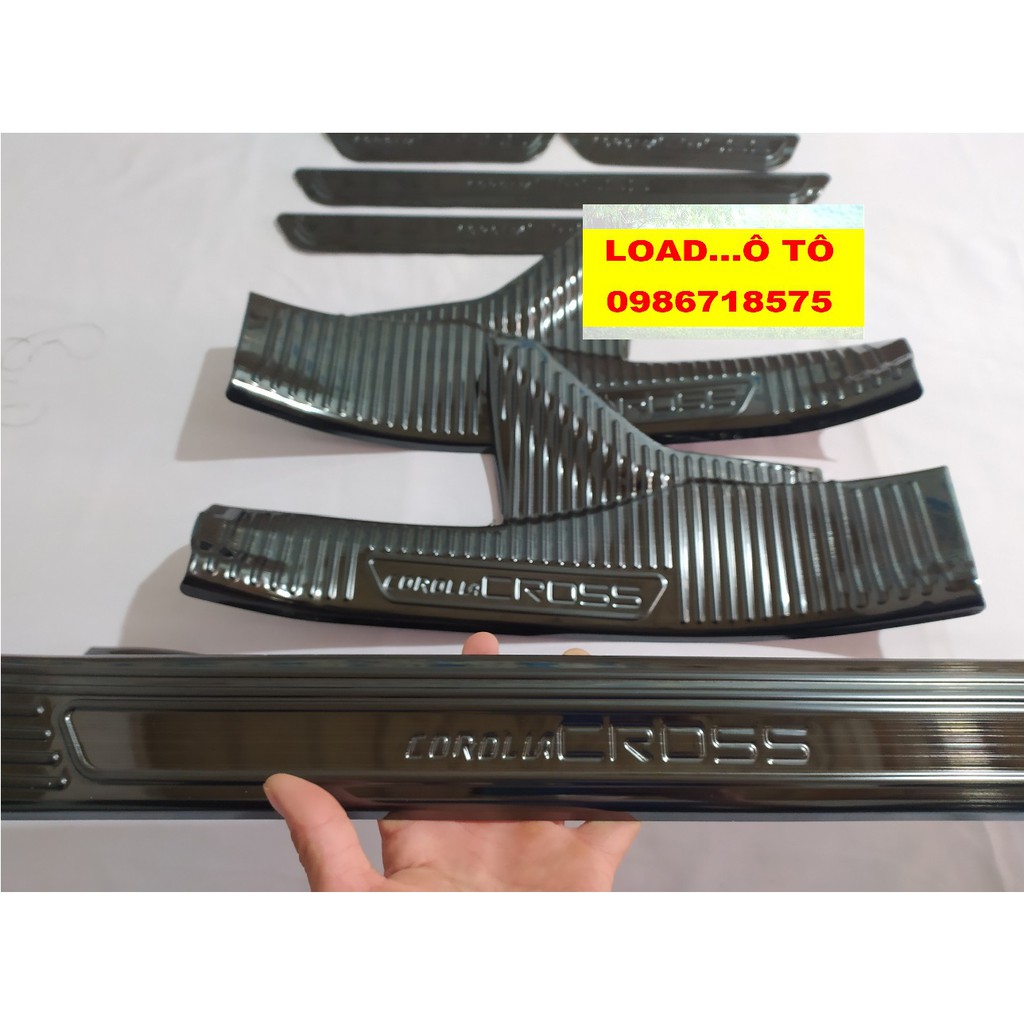 Ốp Bậc Cửa, Nẹp Bước Chân Trong, Ngoài Xe Toyota Cross 2022-2020 Vân Titan Cao Cấp Có Sẵn Keo Dán 3M