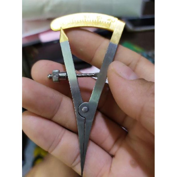 Compa cán vàng trong bộ nhấn mí