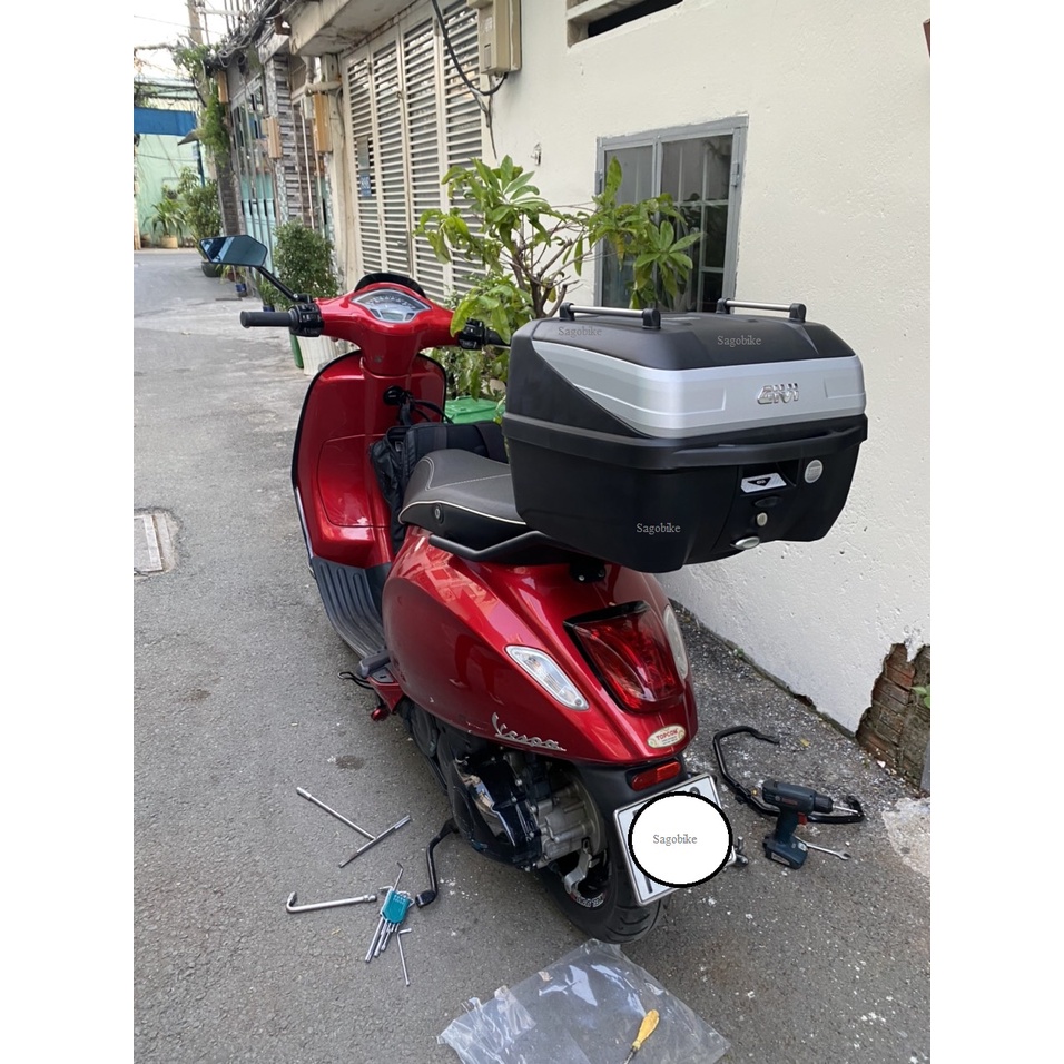 Baga Givi SR lắp cho xe Vespa Sprint, hàng Givi chính hãng, mới 100%