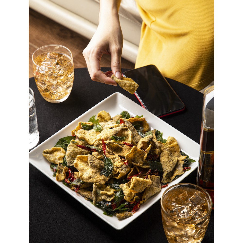 Snack da cá giòn trứng muối vị cay hiệu Daisuki | BigBuy360 - bigbuy360.vn