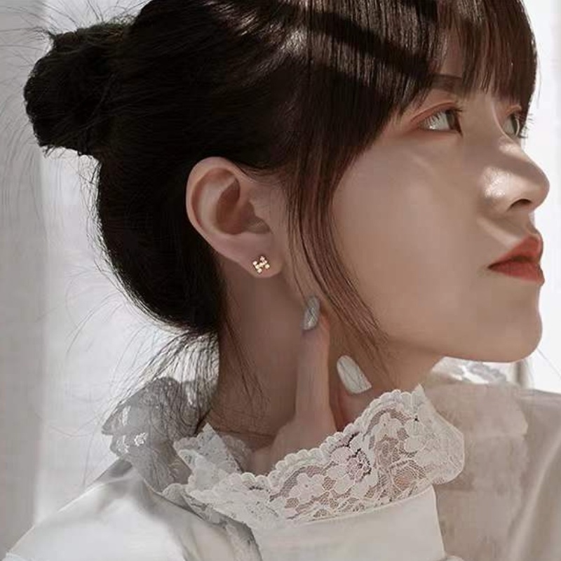 Khuyên Tai Chữ H Đính Đá Toàn Diện Đơn Giản