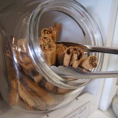 Quế cạo vỏ dạng ống-Cinnamon Sticks