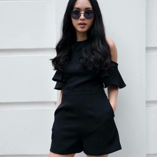Jump suit trễ vai màu đen