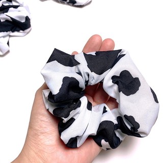 scrunchies cột tóc bò sữa hottrend.cột tóc họa tiết bò sữa