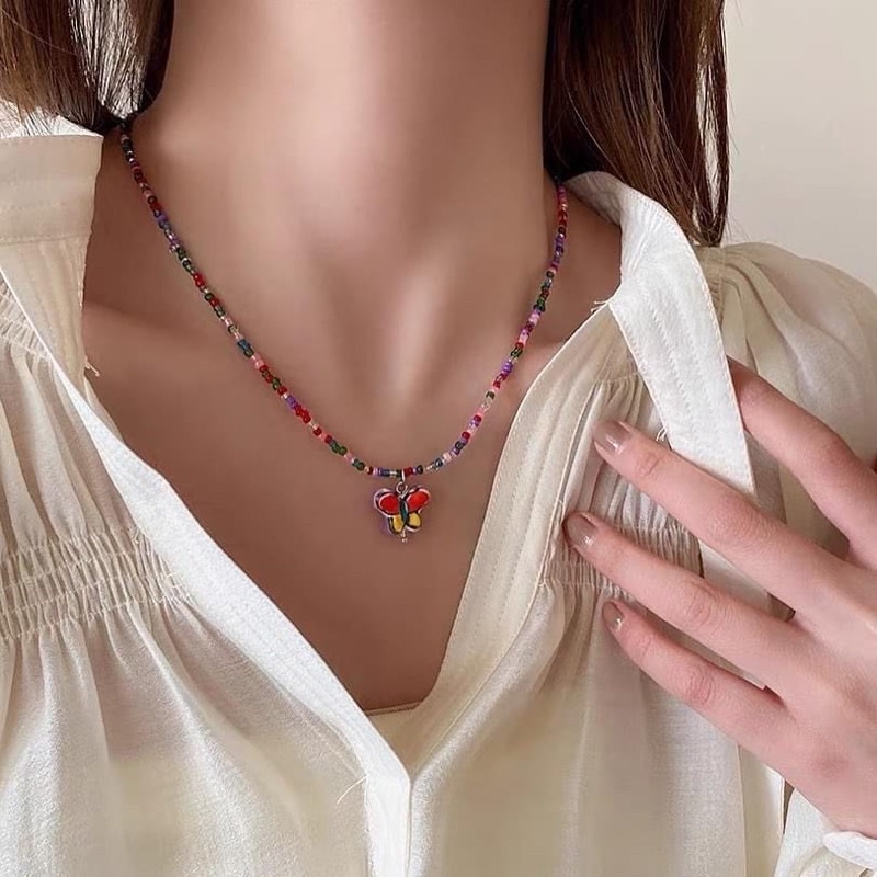 Vòng cổ hạt cườm charm bươm bướm