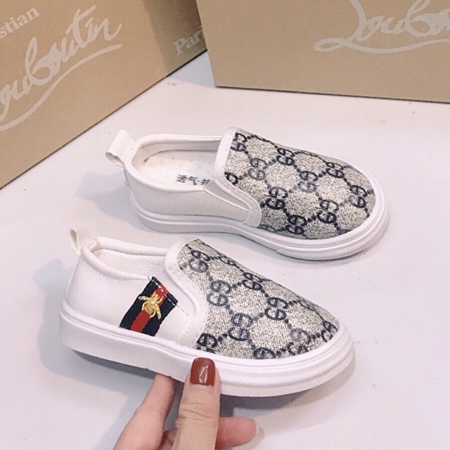 Slipon thêu ong cho bé 2 mầu đen và trắng ( size 21-36)