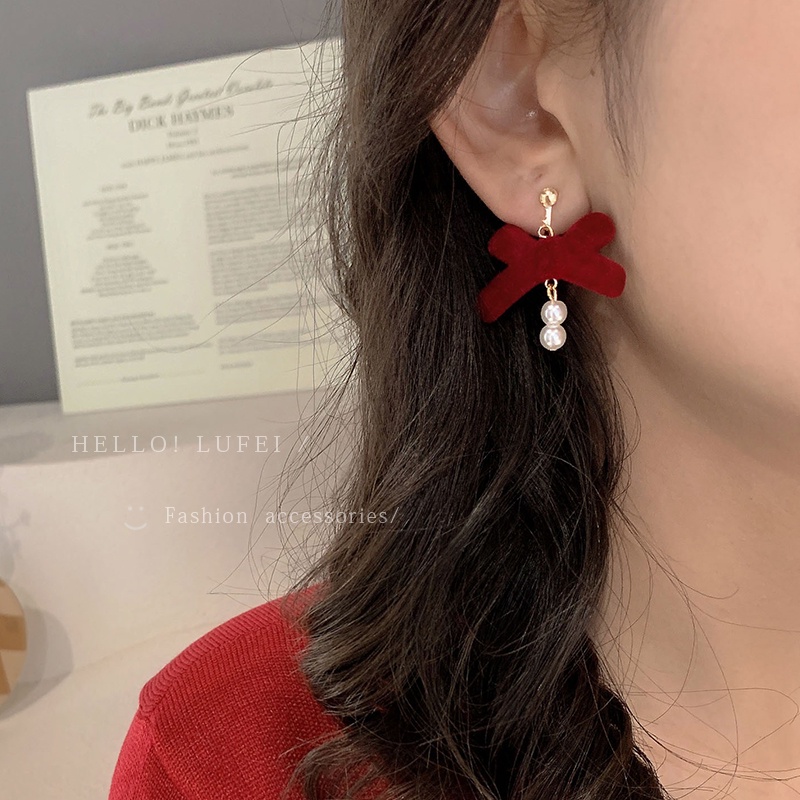 Khuyên tai phối lông thiết kế đáng yêu cho nữ