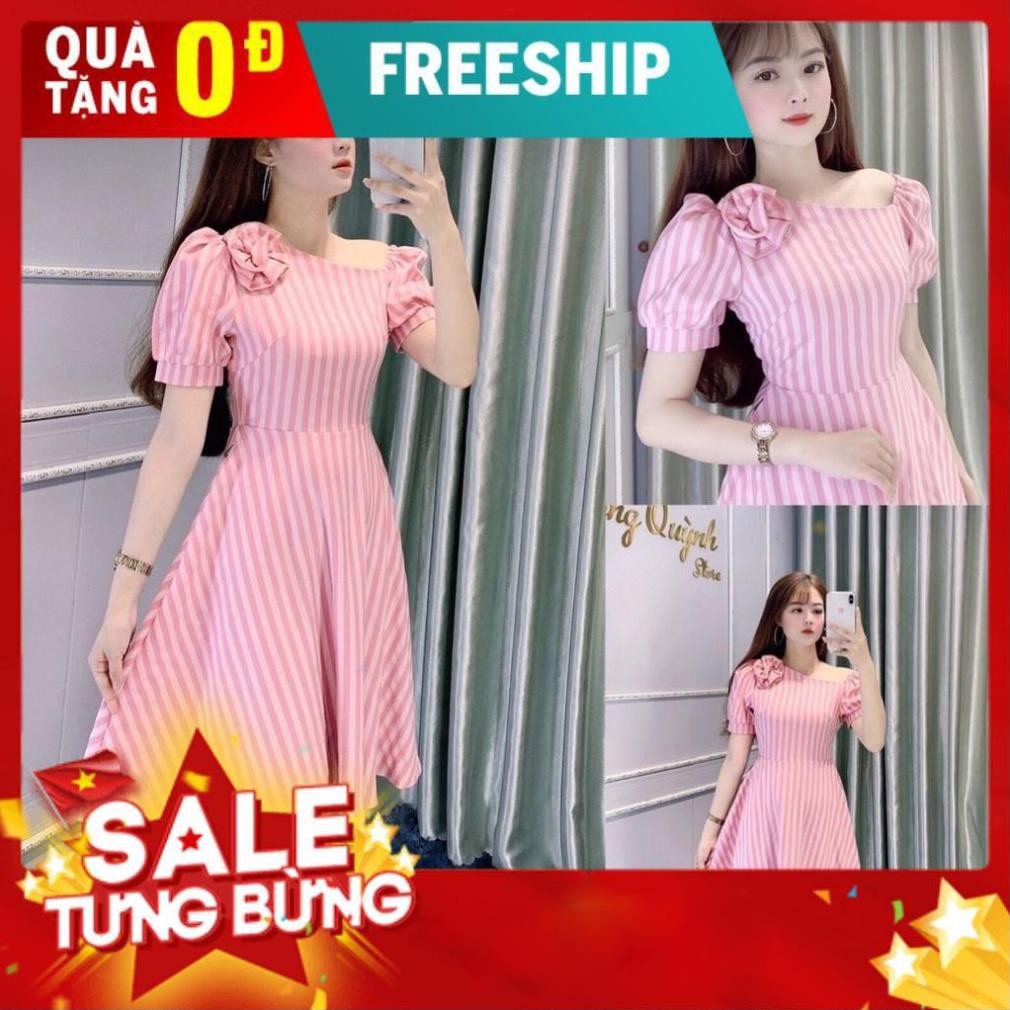 Đầm Xòe Nữ Dể Thương Ca Rô Hồng Phối Hoa Cài Ngực Dự Tiệc Qúy Phái .