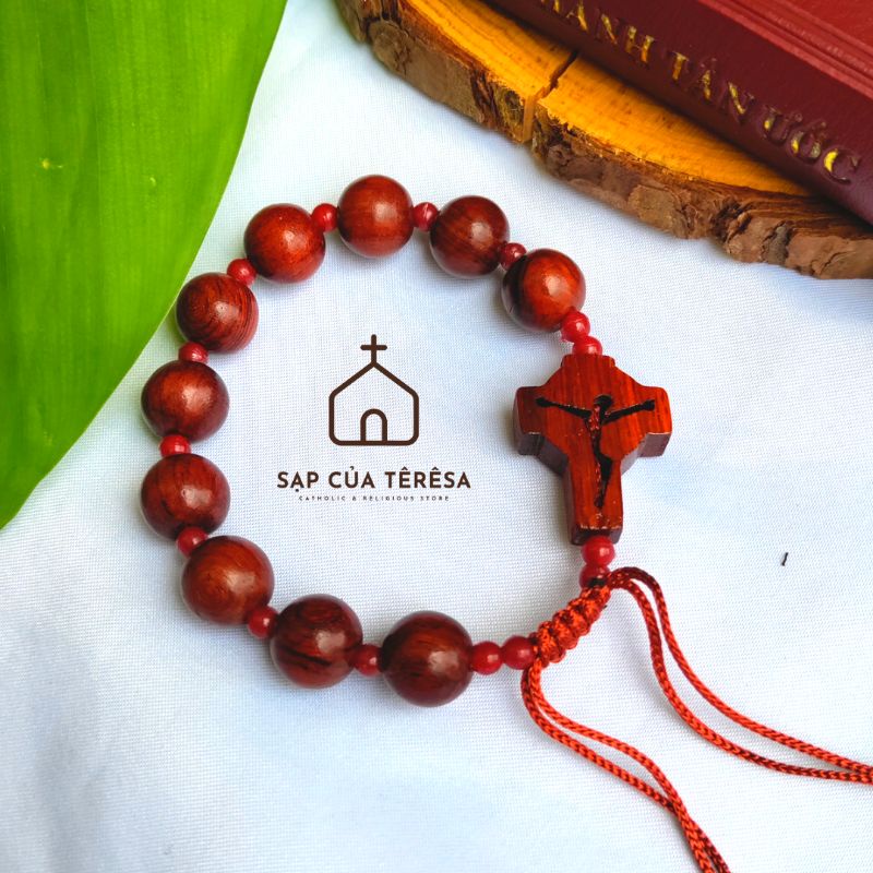 Vòng tay chuỗi Mân Côi gỗ tròn 10 ly Công Giáo, mặt Thánh Giá Biển Đức - Sạp của Teresa Catholic