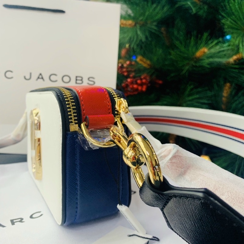 TNS - Túi đeo chéo M.Jz the Marcie Jacobz Crossbody Bag-trắng dây chữ đỏ