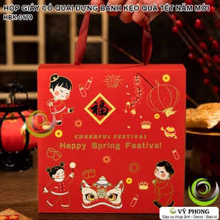 HỘP GIẤY CÓ QUAI XÁCH ĐỰNG BÁNH KẸO TẾT NĂM MỚI ĐỰNG QUÀ TẶNG TÂN XUÂN IN HÌNH VUI CHƠI CHÚC PHÚC HBK-0179