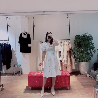 Váy cổ V đính đá