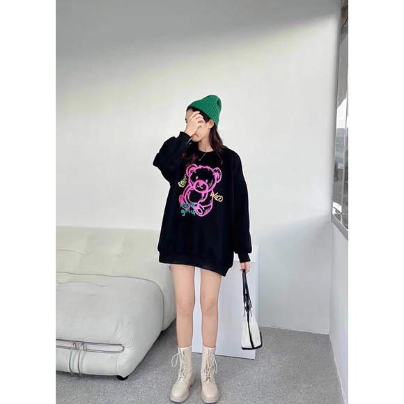 Áo nỉ cổ tròn, gấu hồng Moschino. | BigBuy360 - bigbuy360.vn