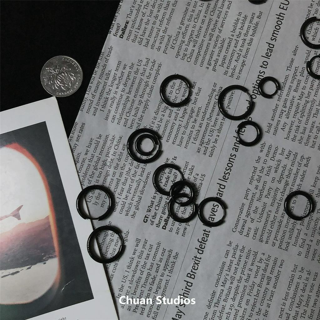 Hoa tai nhỏ màu đen theo phong cách hiphop cá tính