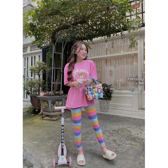 Set bộ áo thun in chữ hình gấu form rộng tay con phối quần dài ôm sọc màu cầu vồng!