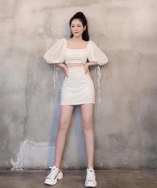Sét áo croptop tay phồng kèm chân váy ngắn có quần trong | BigBuy360 - bigbuy360.vn