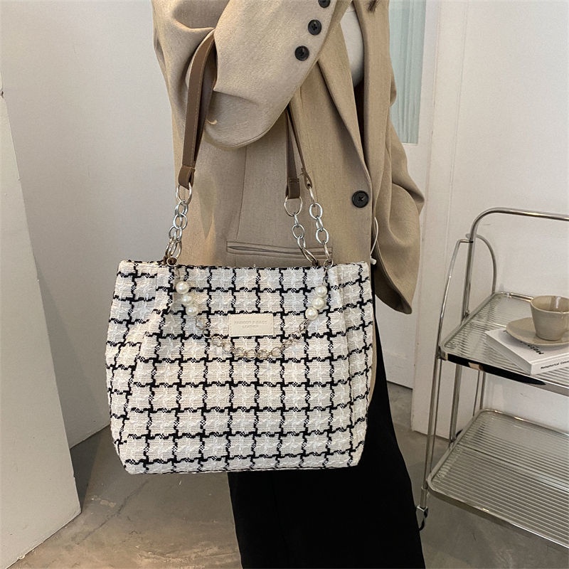 Túi Xách Tote Đeo Vai Cỡ Lớn Màu Tương Phản Đính Ngọc Trai Phối Dây Xích Thiết Kế Đơn Giản