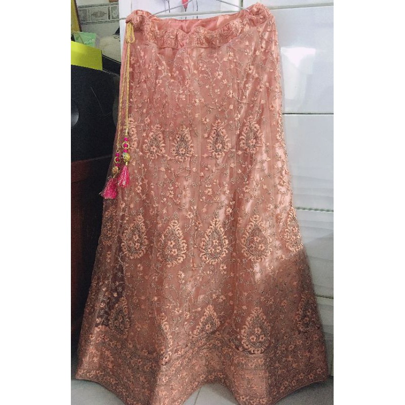 Lehenga Ấn Độ vải ren thêu màu đào (có sẵn size 36)