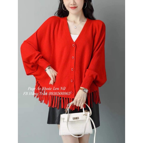 Áo khoác len choàng tua rua tay cánh dơi dáng ngắn.