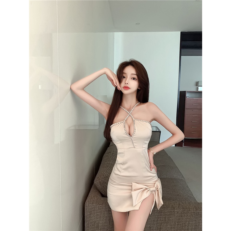 Đầm Hai Dây Ôm Dáng Đính Đá Lấp Lánh Phong Cách Quyến Rũ Thời Trang Mới
