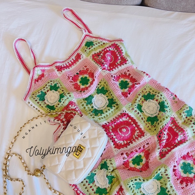 Đầm len caro hồng hoa xanh