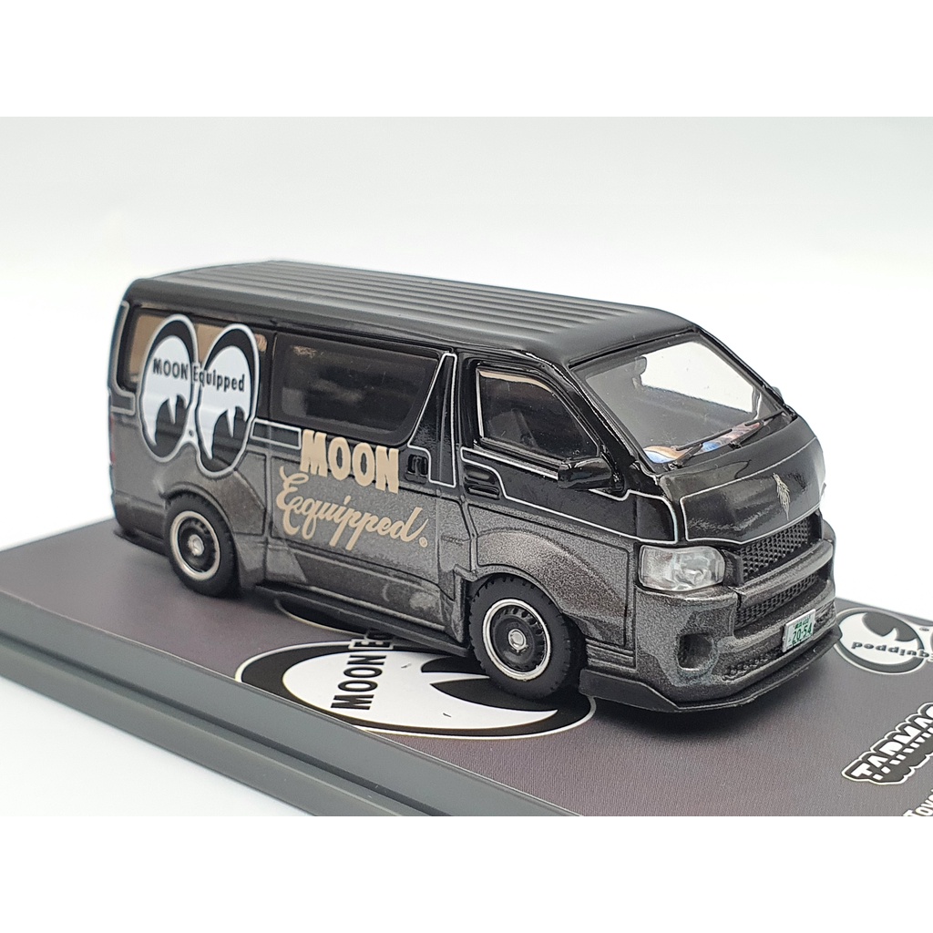 Xe Mô Hình Toyota Hiace Widebody MOONEYES 1:64 Tarmac Works (Đen)