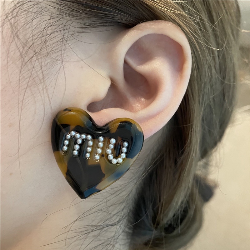 Bông tai hình trái tim chữ M bằng nhựa resin kiểu dáng cá tính dành cho nữ