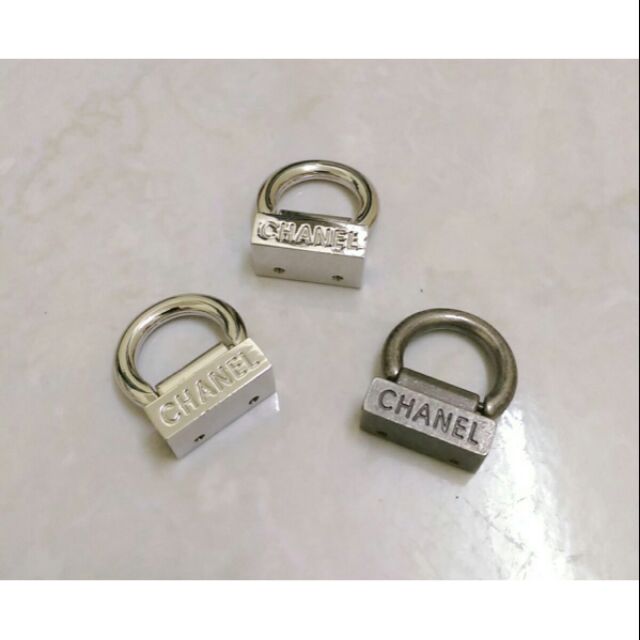 Bàn D nẹp túi xách