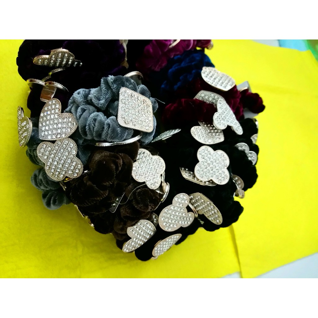 Combo 10 cột tóc nhung đính đá siêu sang như hình. Ở ngoài lấp lánh hơn hình. Lấy đủ màu ngẫu nhiên. Màu nào cũng đẹp.