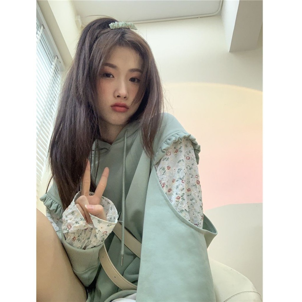 Áo hoodie tay hoa nhí xanh ngọc mix kèm chân váy trẻ trung