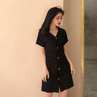 Váy đen cúc giữa