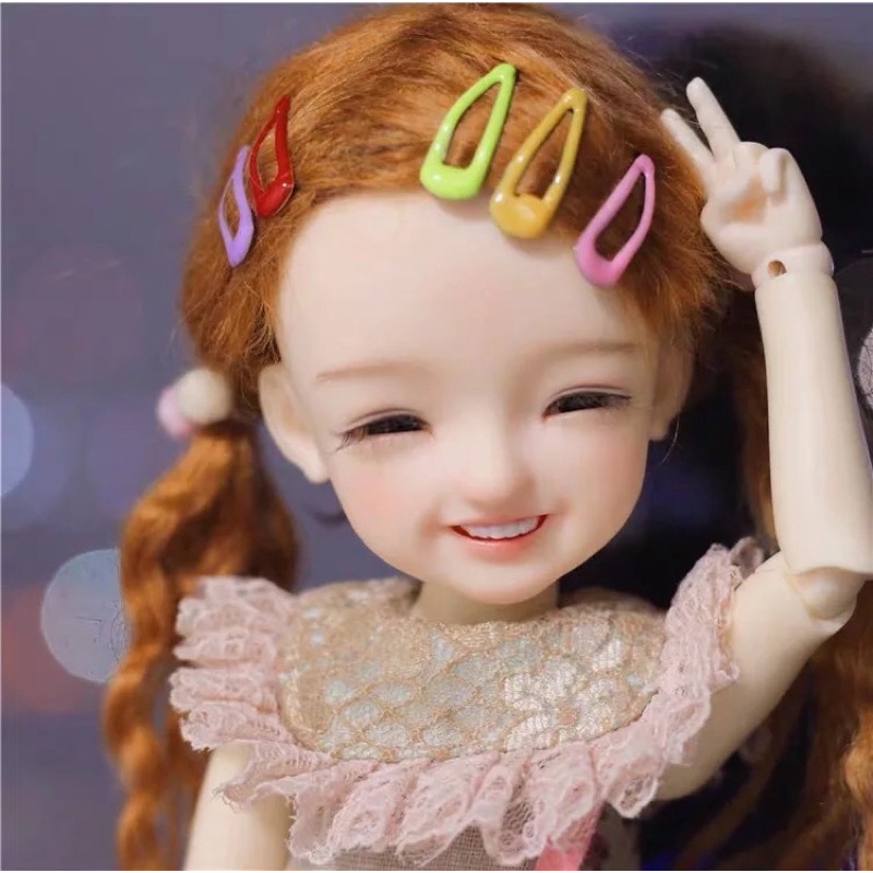 Kẹp tam giác cho búp bê màu ngẫu nhiên